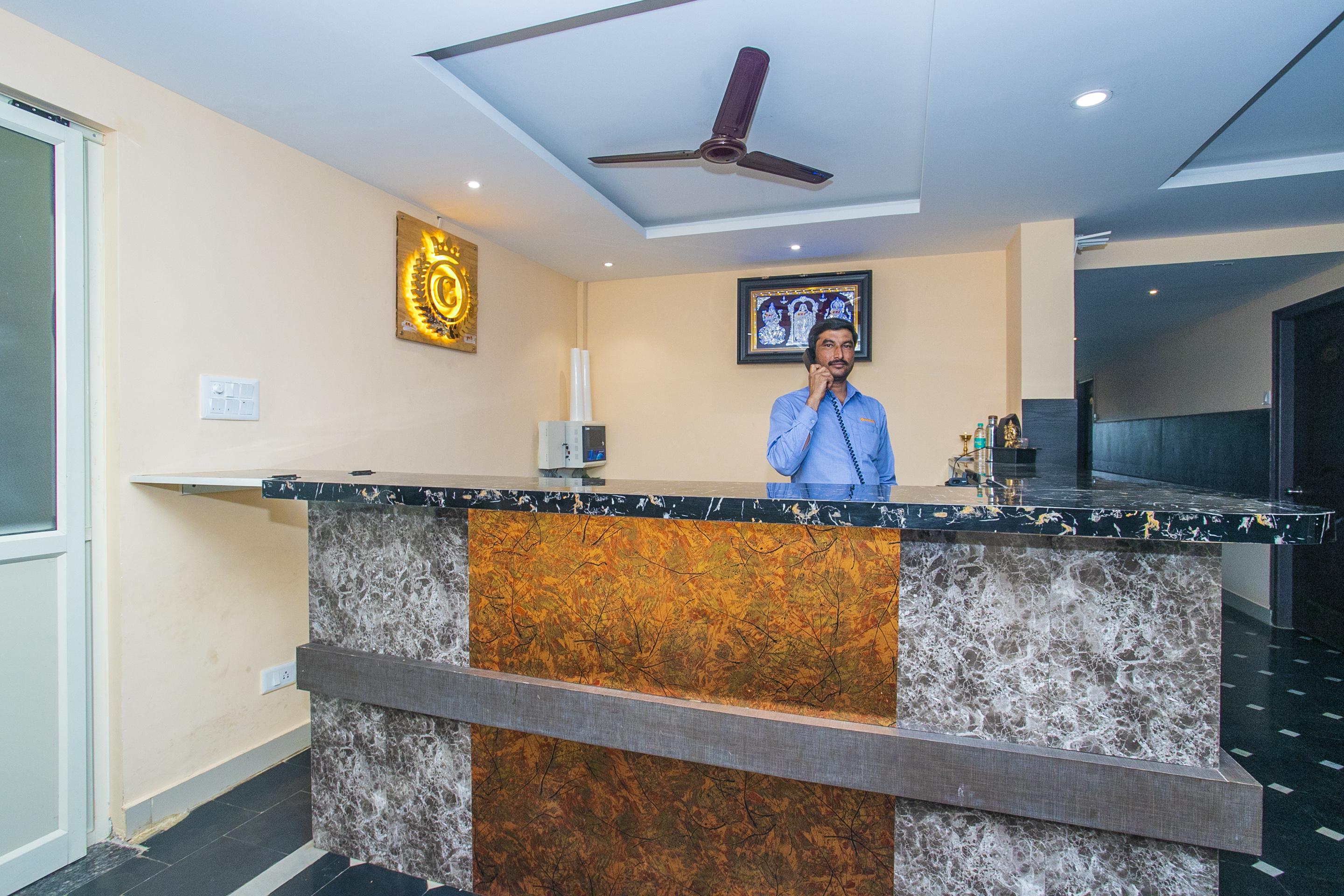 Oyo 22837 Chairmen'S Hotel Бангалор Экстерьер фото